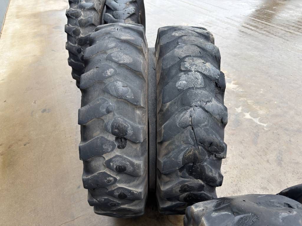 Bridgestone 1000 x 20 Set / 10.00 x 20: 4x2 Tyres