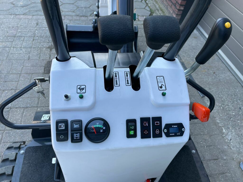 Bobcat E10 z minigraver NIEUW hydraulische wissel + 3 bakken