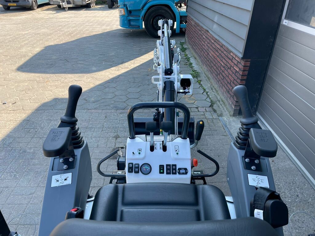 Bobcat E10 z minigraver NIEUW hydraulische wissel + 3 bakken