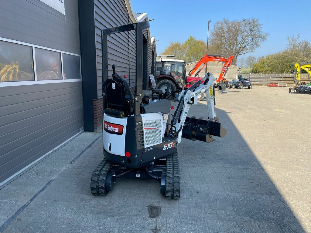 Bobcat E10 z minigraver NIEUW hydraulische wissel + 3 bakken