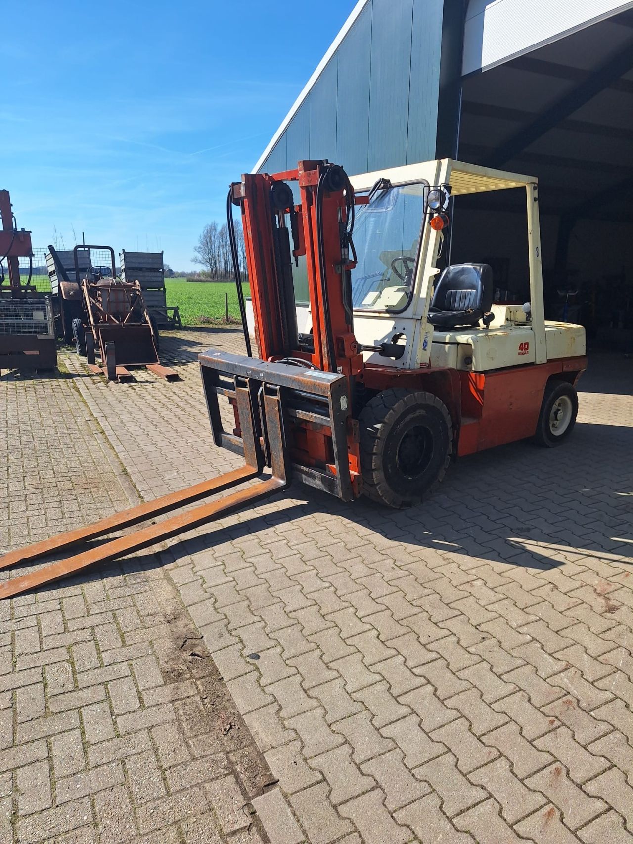 Te koop Nissan 40 Heftruck 4 ton hefvermogen 6 cilinder diesel.