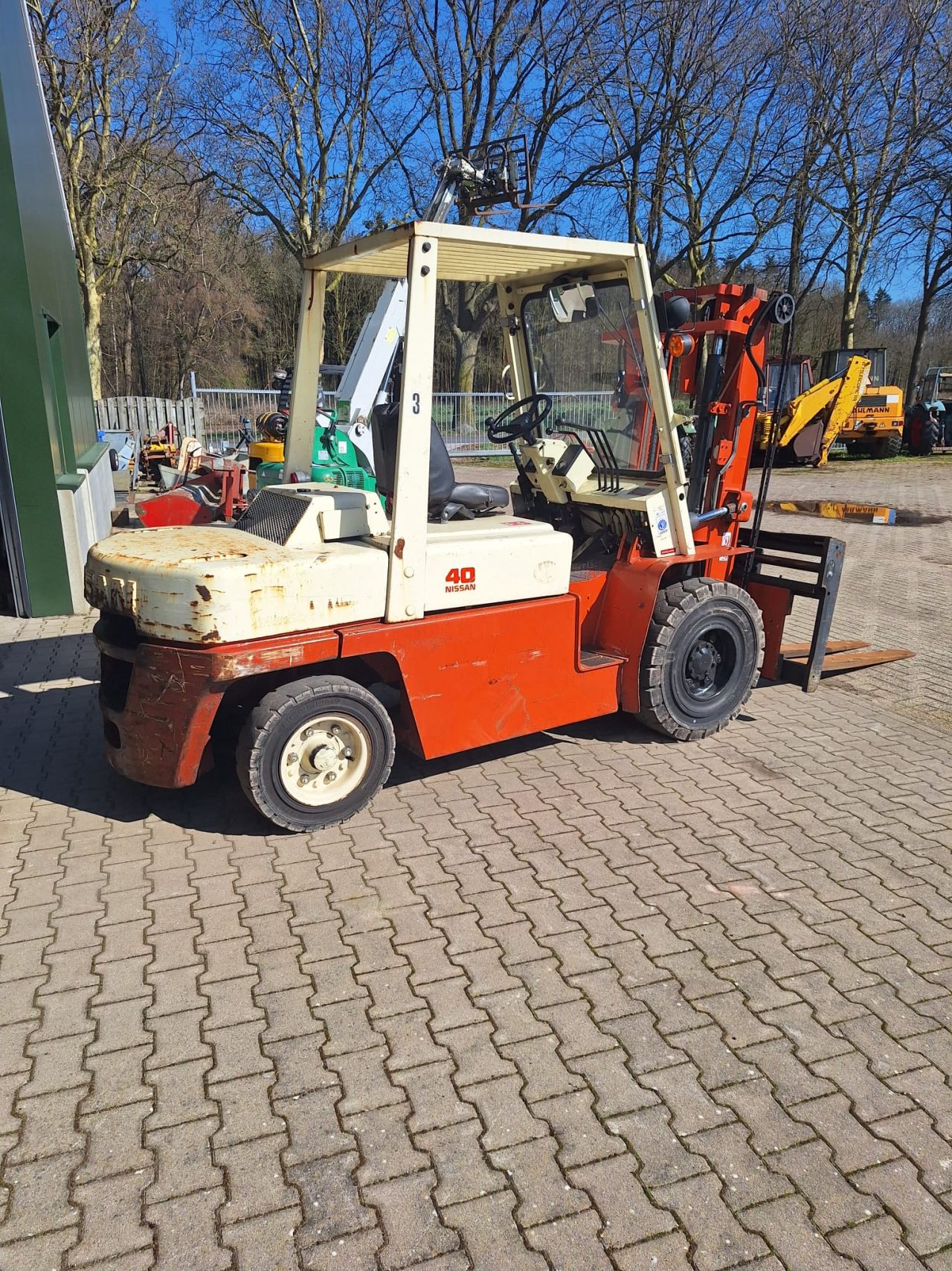 Te koop Nissan 40 Heftruck 4 ton hefvermogen 6 cilinder diesel.