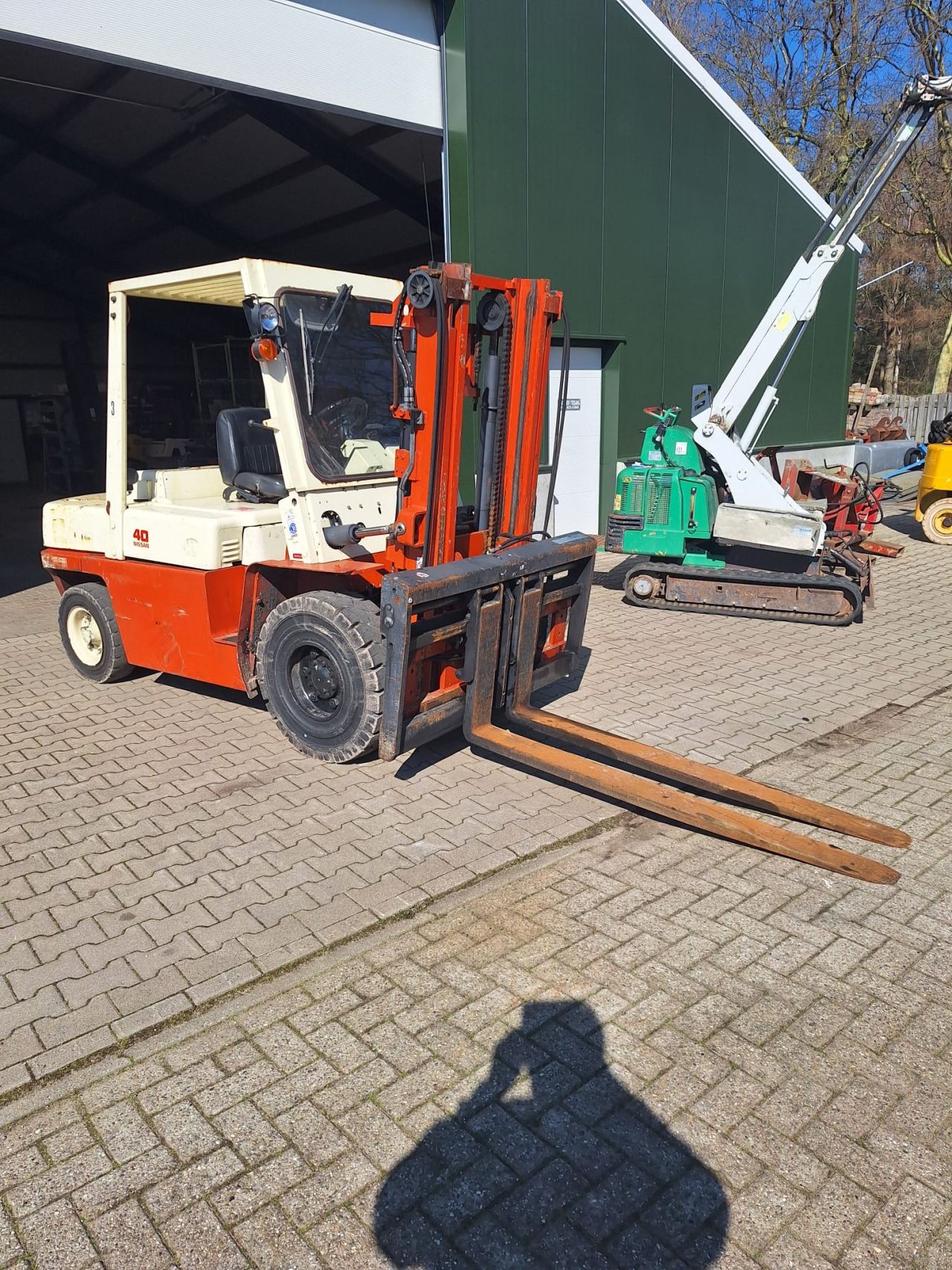 Te koop Nissan 40 Heftruck 4 ton hefvermogen 6 cilinder diesel.
