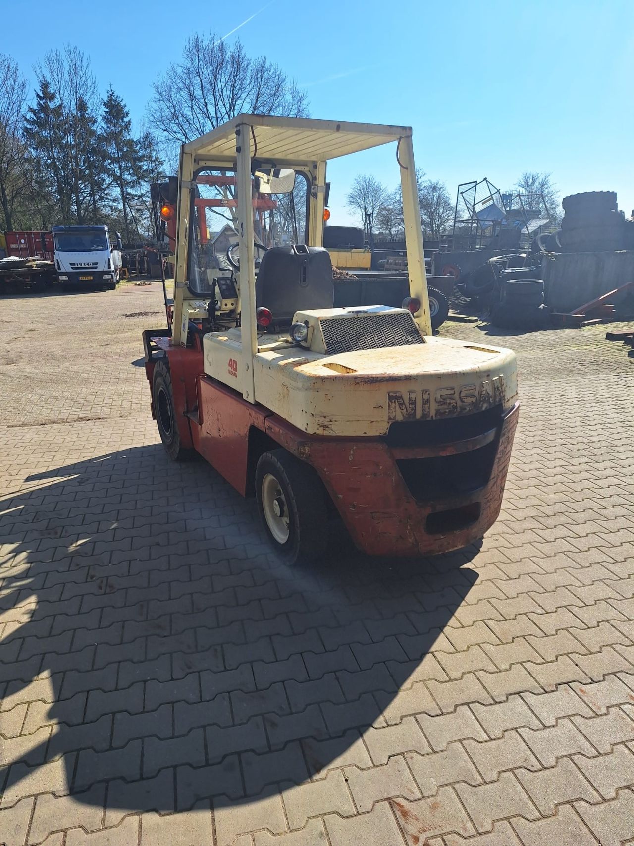 Te koop Nissan 40 Heftruck 4 ton hefvermogen 6 cilinder diesel.