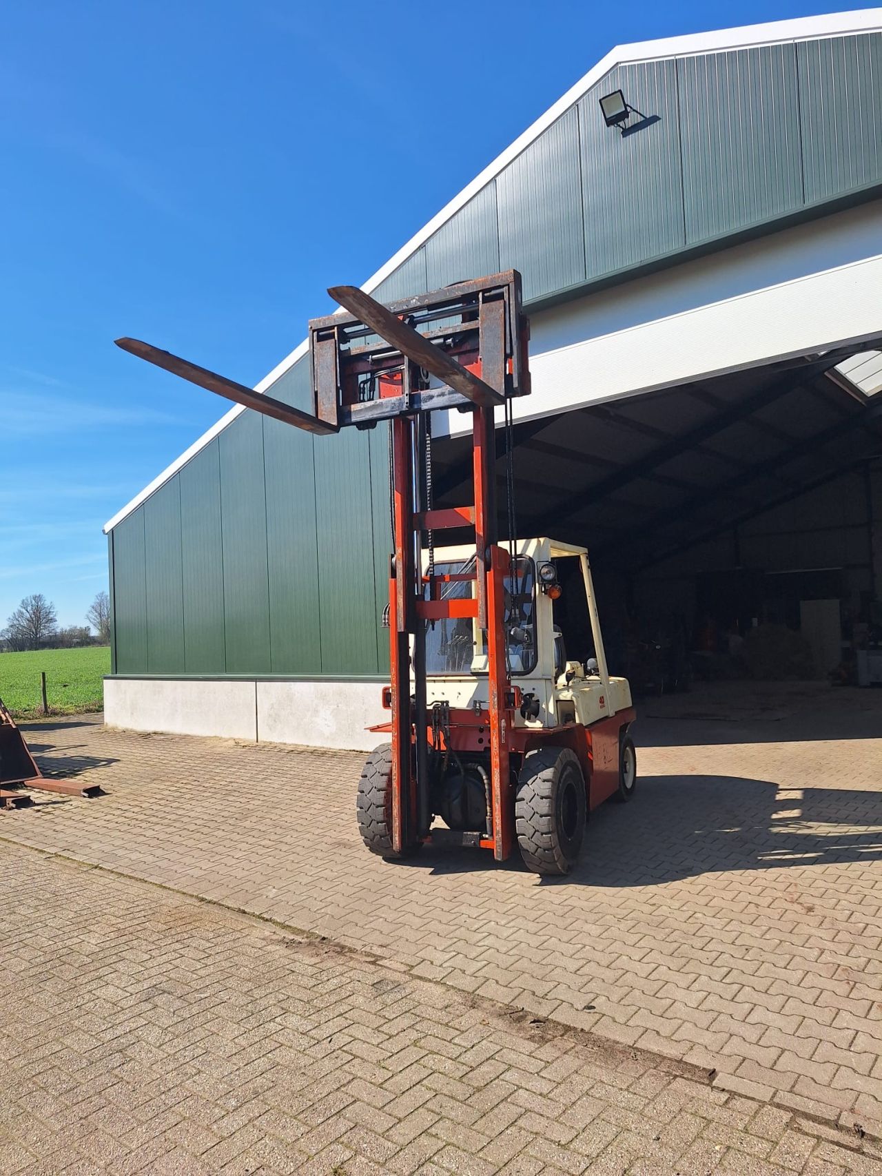 Te koop Nissan 40 Heftruck 4 ton hefvermogen 6 cilinder diesel.