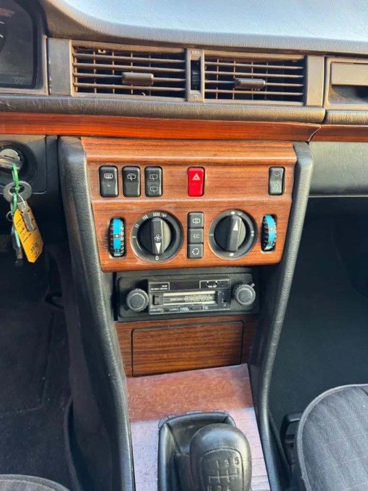 Mercedes-Benz 200-serie **W124-250TD**