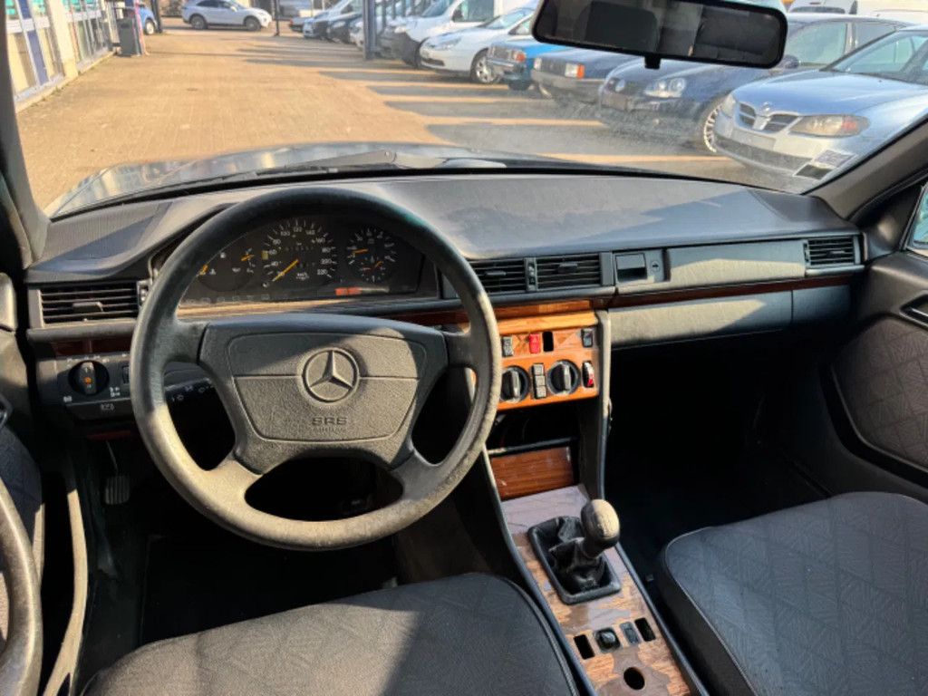 Mercedes-Benz 200-serie **W124-E250TD**