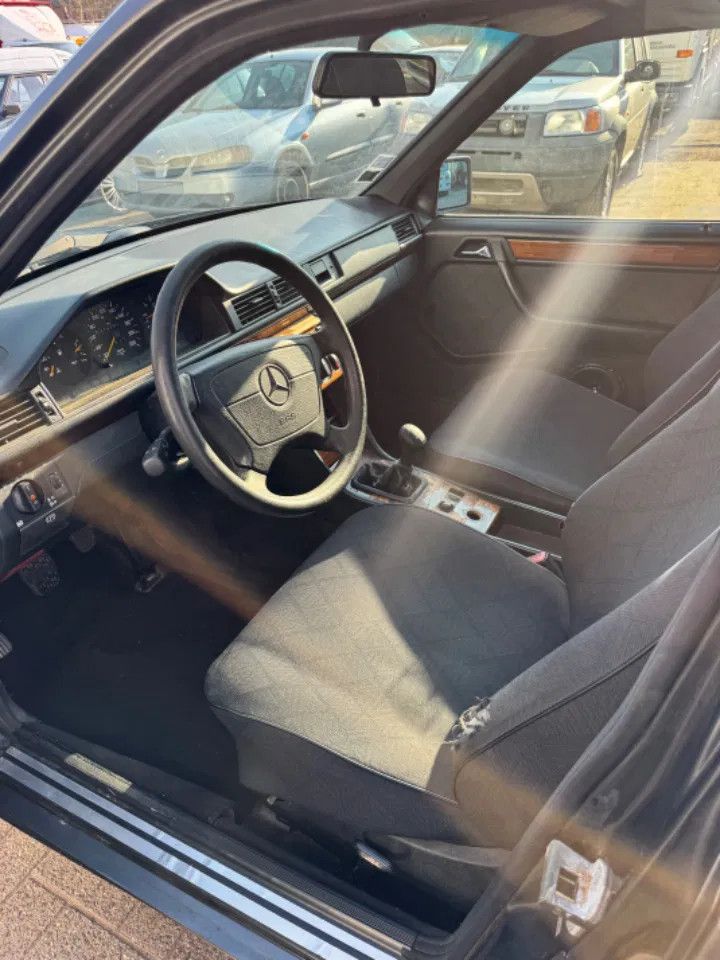 Mercedes-Benz 200-serie **W124-E250TD**