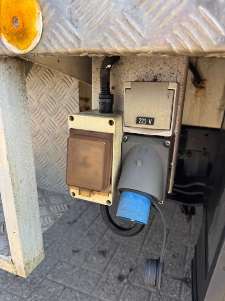 Nissan Cabstar **LOW MILEAGE-10 METER LIFT**