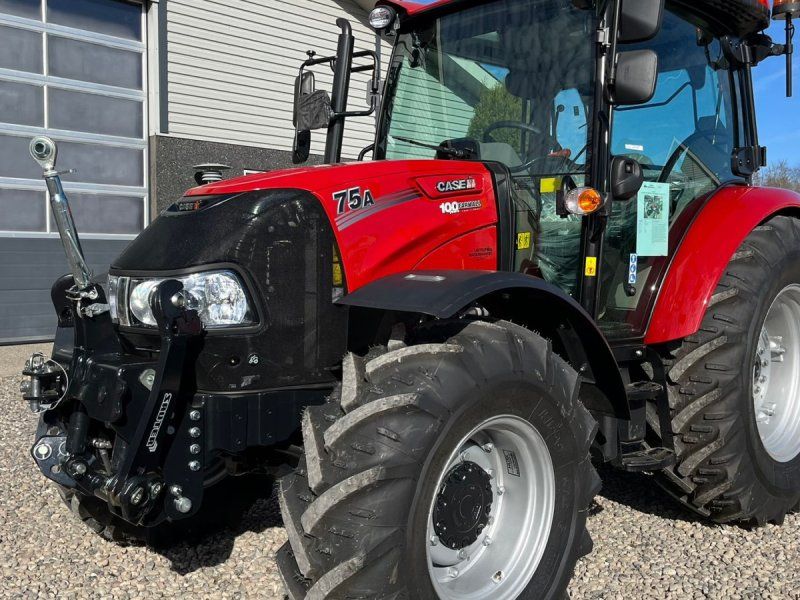 Case IH Farmall 75 A Med frontlift og vendegear og brede hjul.