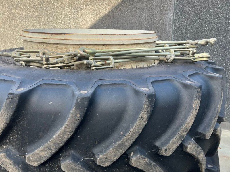 650/85R42 650/85R42 med ca 80% dæk og 12stk låse. Rigtigt fint s