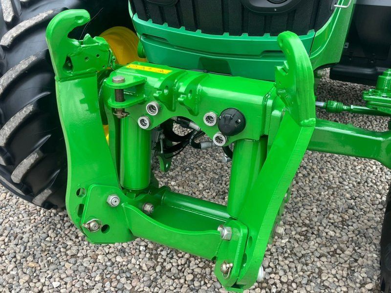 John Deere 6130M med Auto Quard gearkasse og med krybe gear. I for er der f