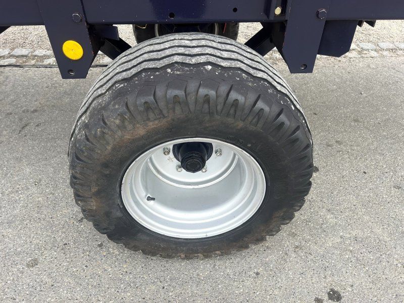 Landsberg Ladeplus 30-4 mit 19-er Breitreifen ähnlich Pöttinger Boss 2