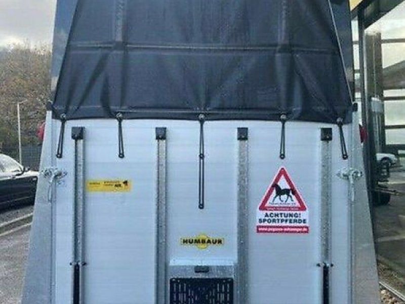 Humbaur XANTHOS mit AEROBUG ALUBODEN Sattelkammer Pferde