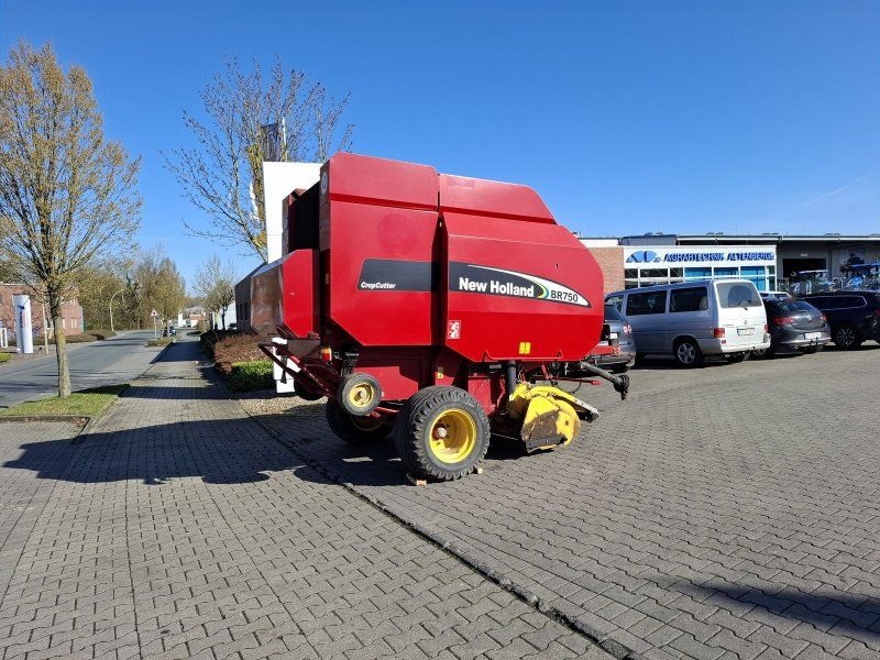 New Holland BR 750
