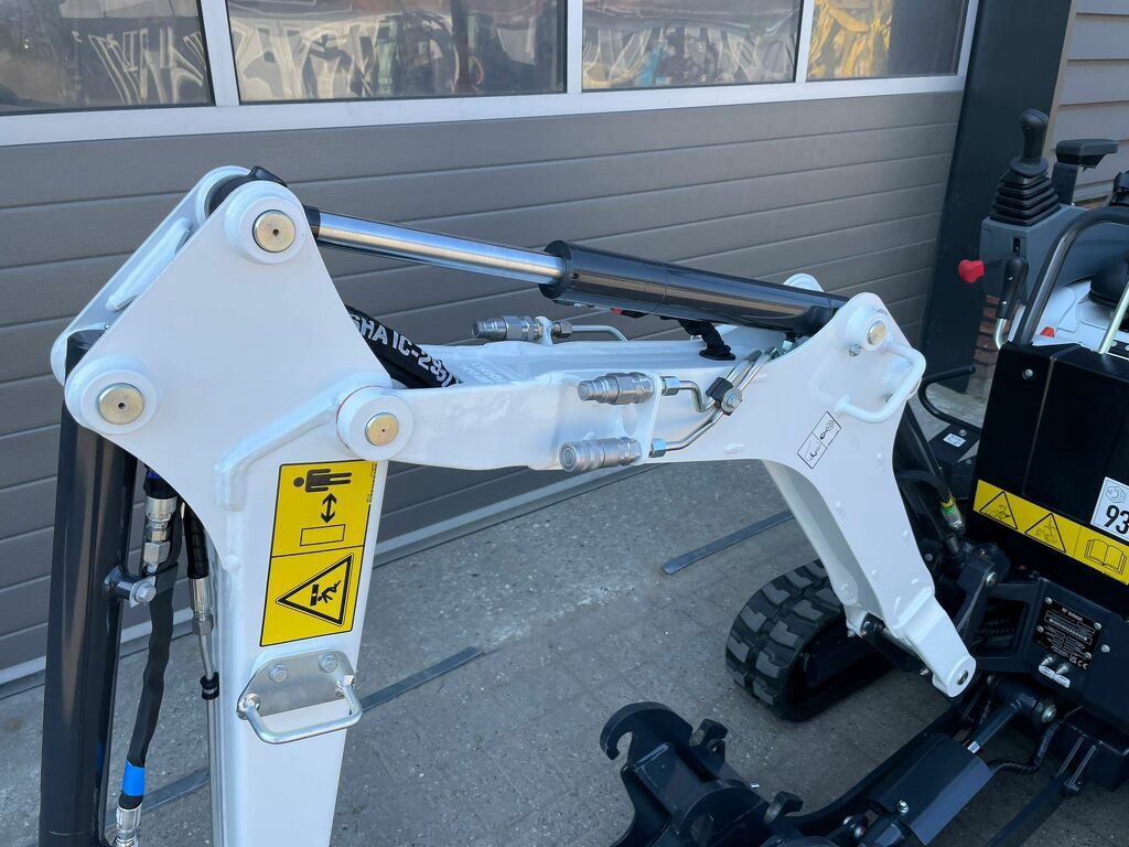 Bobcat E10 z minigraver NIEUW SLOOP / SORTEER functie hydraulische wissel + 3 bakken