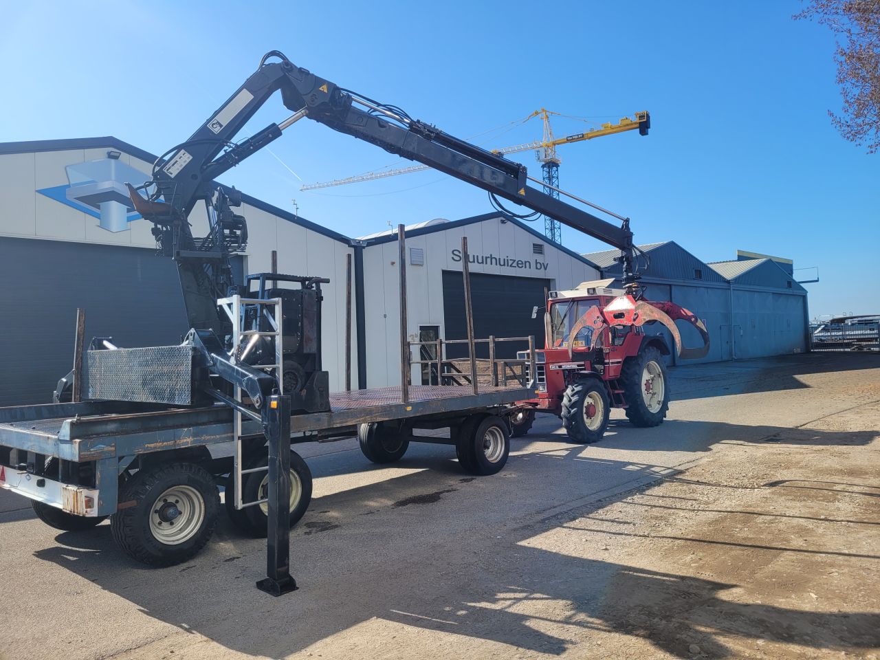 Schamelwagen met hiab laadkraan. landbouw