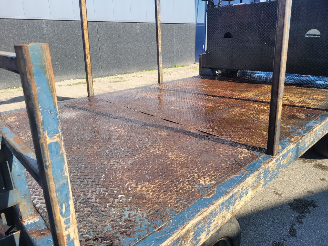 Schamelwagen met hiab laadkraan. landbouw