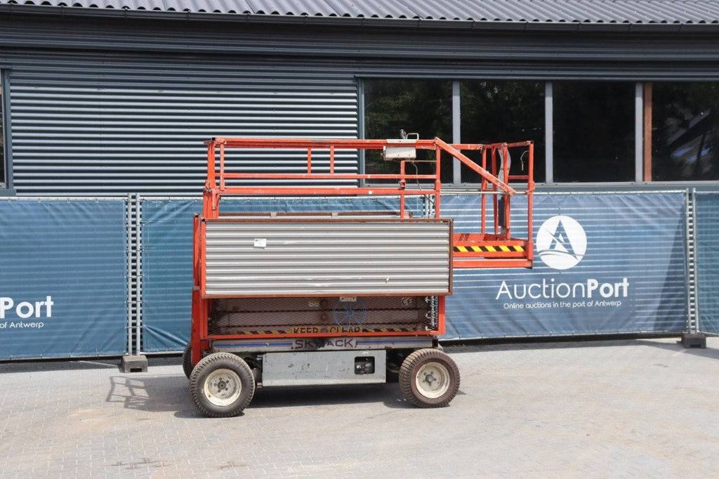 Skyjack SJ III Scherenbühne - 6832 Elektrisch 1998