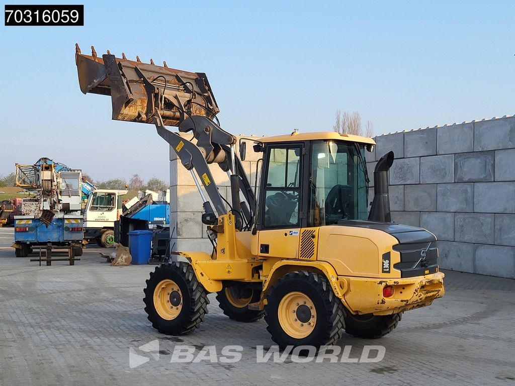 Volvo L30 G 4-1 Buckets + Forks
