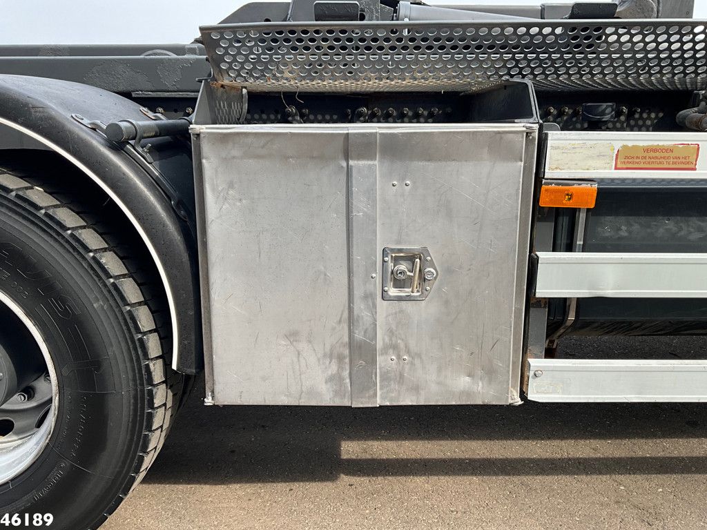 Mercedes-Benz AXOR 1833 AK 4x4 Hiab 20 Tonmeter laadkraan