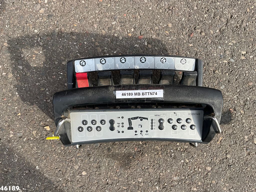 Mercedes-Benz AXOR 1833 AK 4x4 Hiab 20 Tonmeter laadkraan