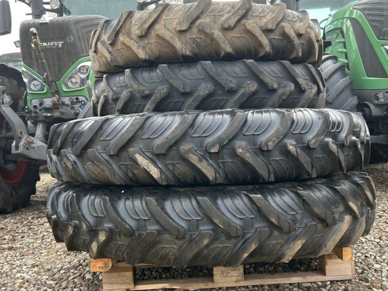 Taurus 300/95R46 +270/95R32 stilbare fælge uds. nav