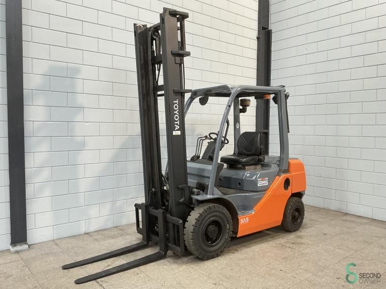 Gabelstapler Diesel Toyota 02-8 FDF 25 2019