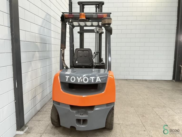 Gabelstapler Diesel Toyota 02-8 FDF 25 2019