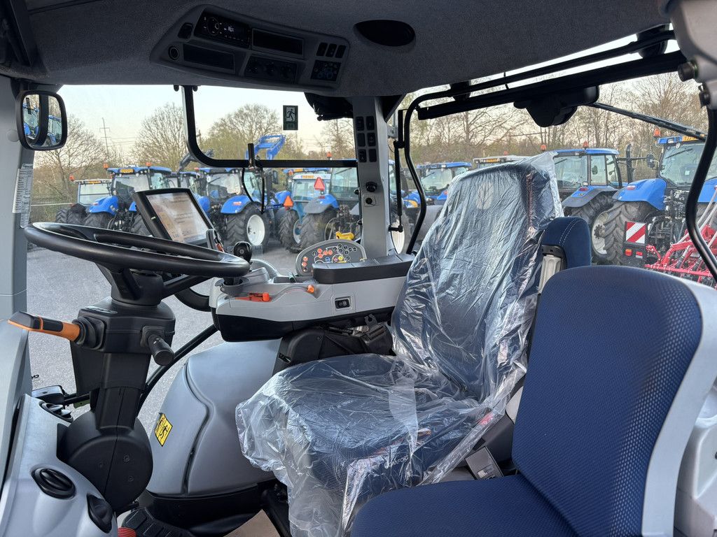 NEW HOLLAND T7.210 AC + frontlader