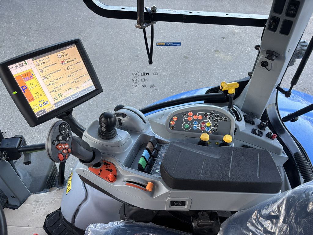 NEW HOLLAND T7.210 AC + frontlader