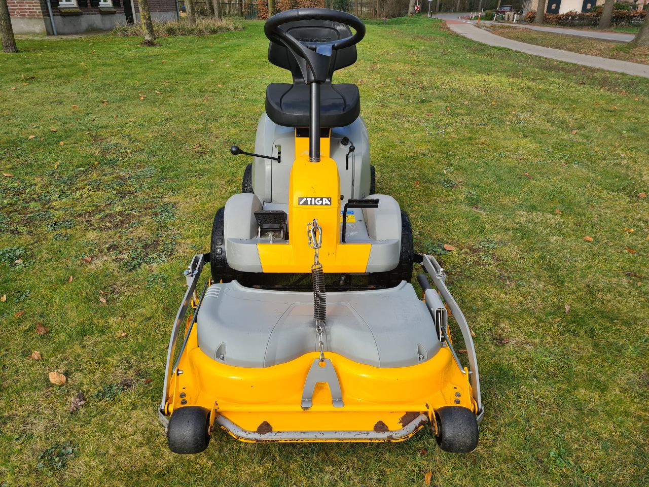 Stiga Villa frontmaaier mulch mulchmaaier zitmaaier hydrostaat.