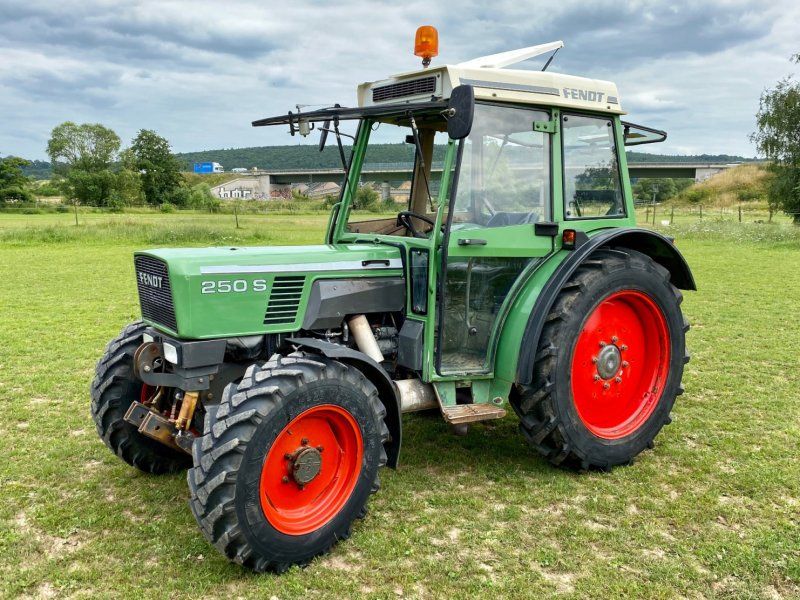 Fendt Farmer 250 S Allrad, 1. Hand, FH, 4.790 h ( 240 260 275 280 )