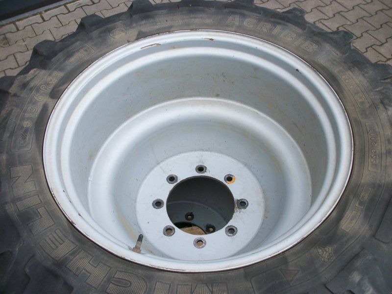 Michelin 13.6 R28 auf Felge