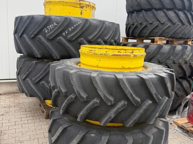 John Deere 480/70 R30 + 650/85 R38 Zwillingsräder