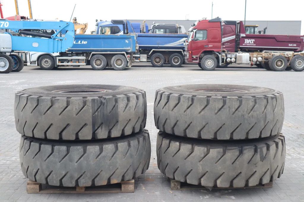 Marangoni 18.00-25 MKS | LIEBHERR 944 | TIRES + RIMS