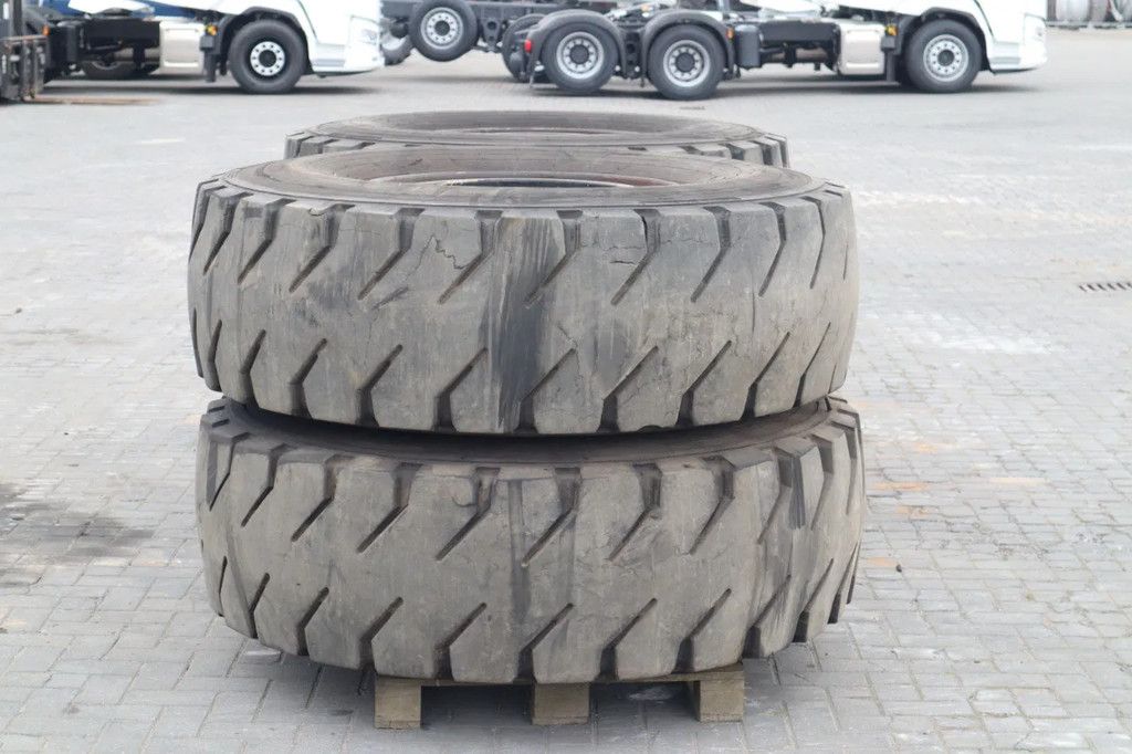 Marangoni 18.00-25 MKS | LIEBHERR 944 | TIRES + RIMS