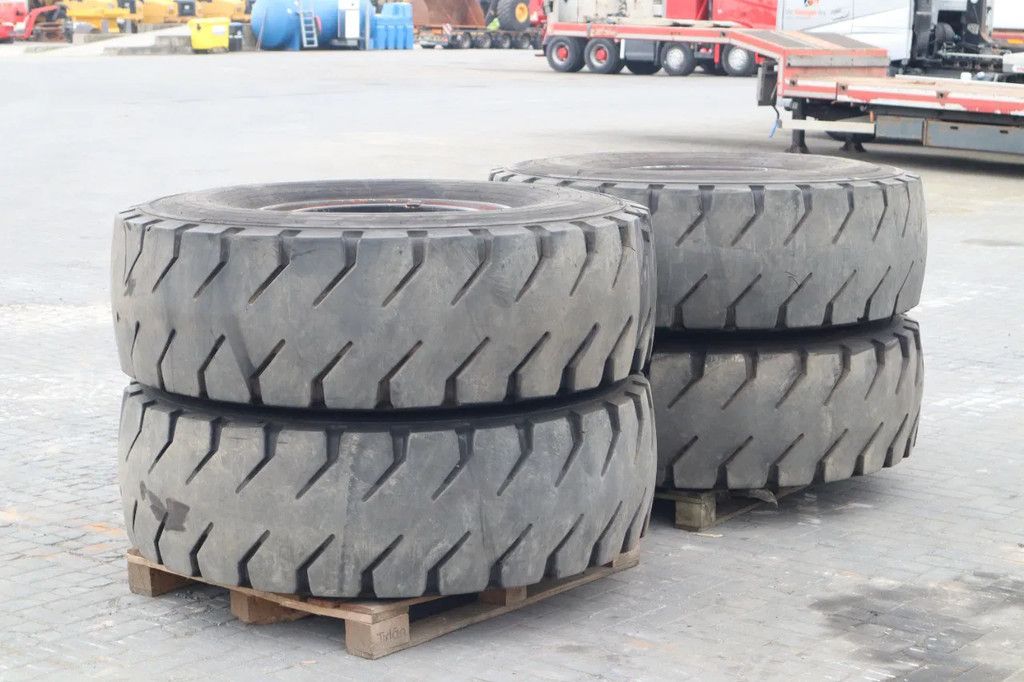 Marangoni 18.00-25 MKS | LIEBHERR 944 | TIRES + RIMS