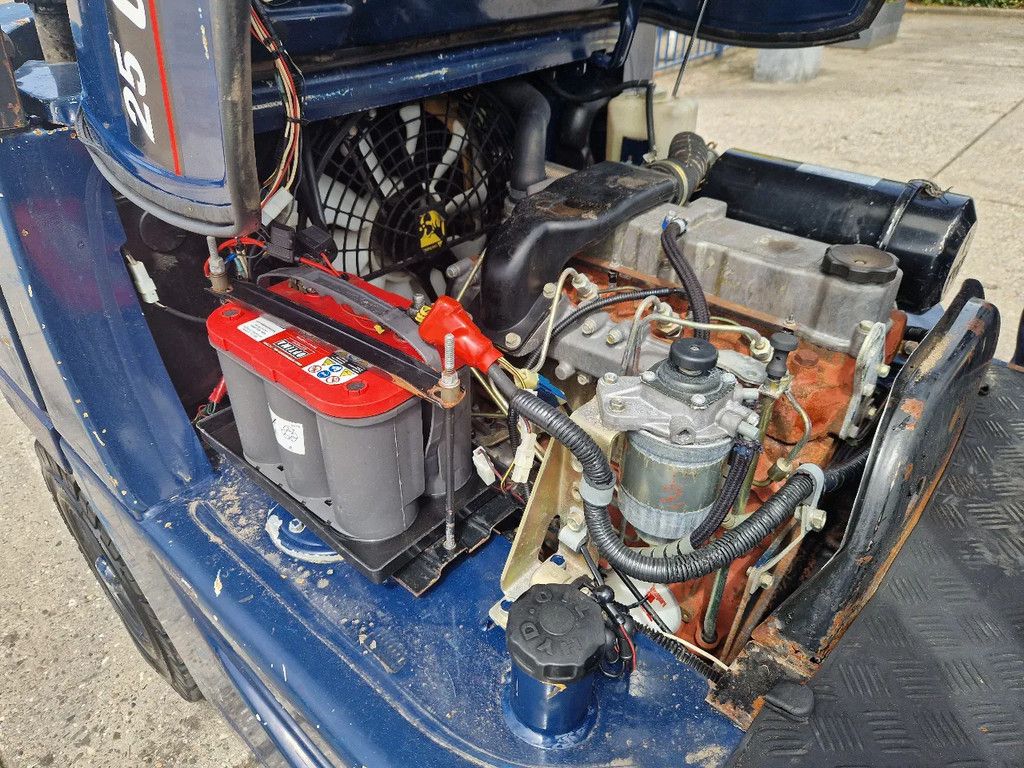 Caterpillar DP25K met breed vorkenbord