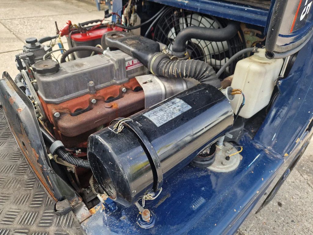 Caterpillar DP25K met breed vorkenbord