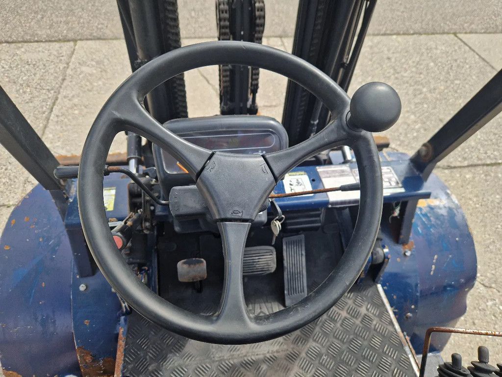 Caterpillar DP25K met breed vorkenbord