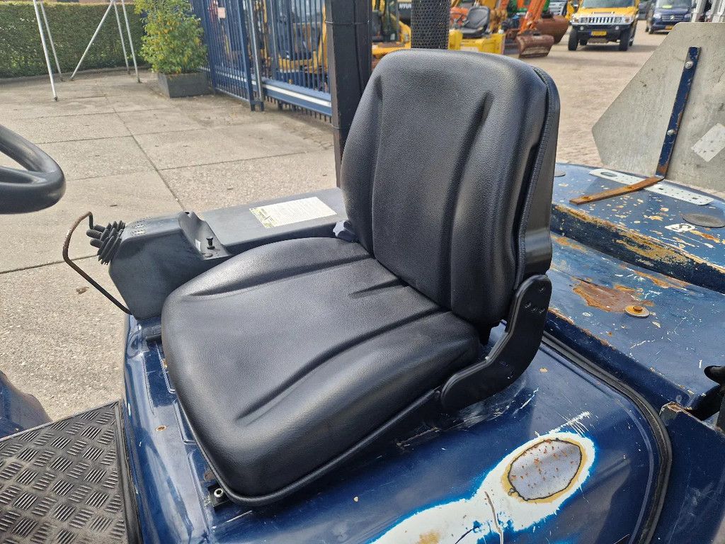 Caterpillar DP25K met breed vorkenbord