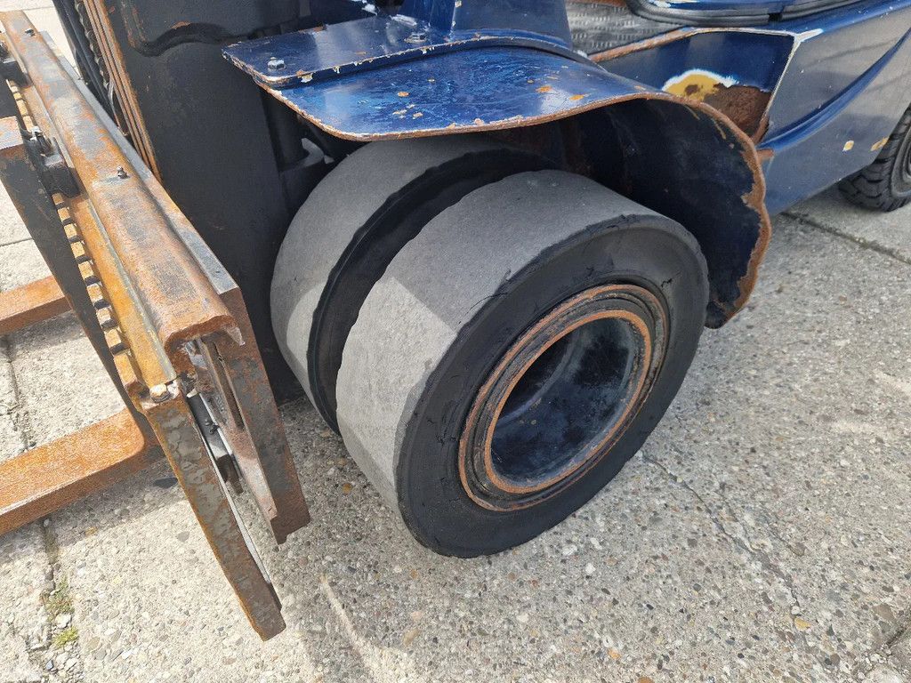 Caterpillar DP25K met breed vorkenbord