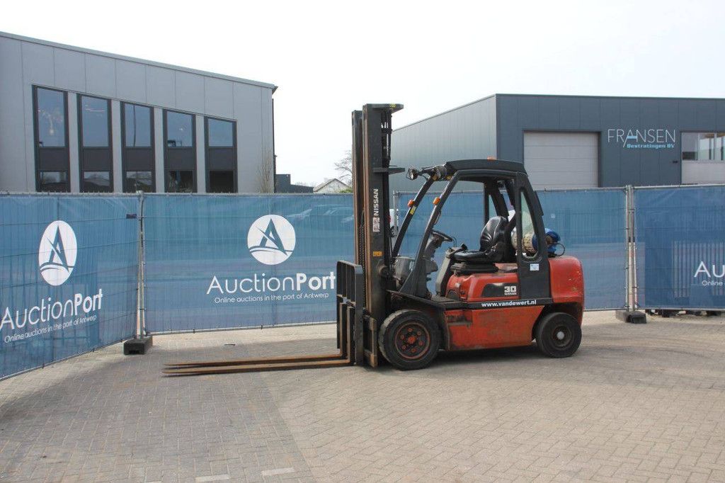 Heftruck Nissan UGD02A30PQ LPG 3000kg 6.0m 2002