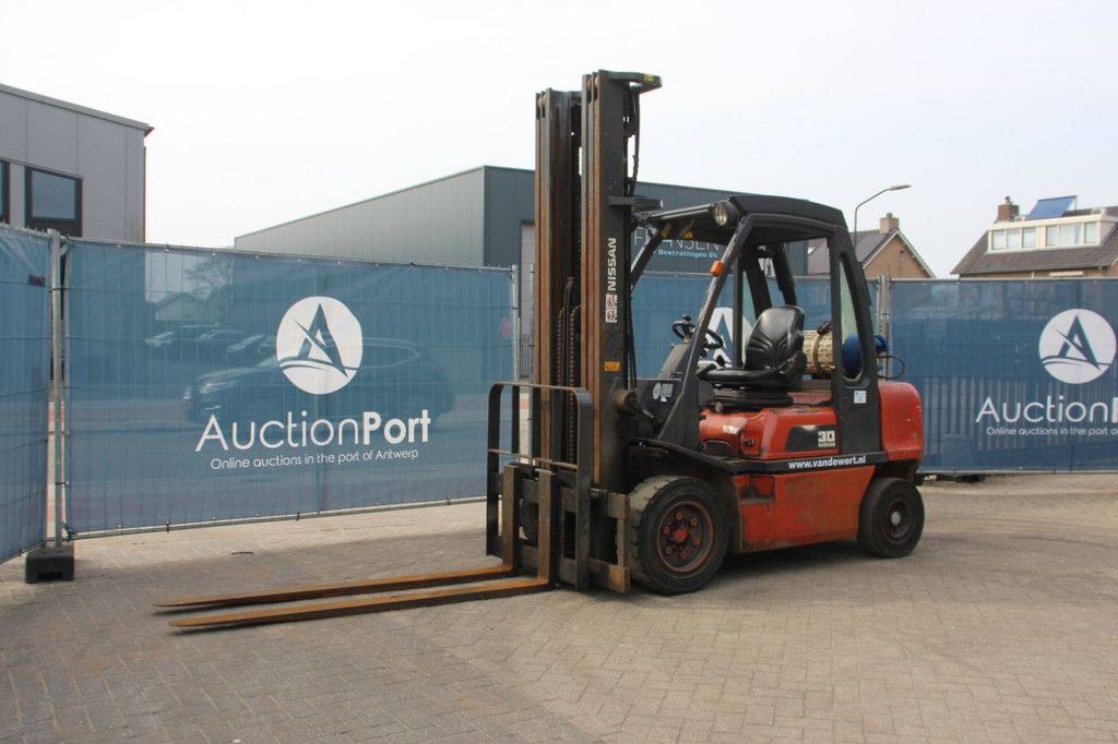 Heftruck Nissan UGD02A30PQ LPG 3000kg 6.0m 2002