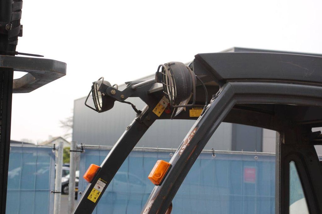 Heftruck Nissan UGD02A30PQ LPG 3000kg 6.0m 2002