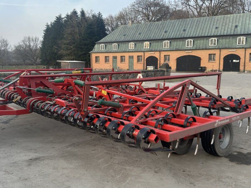 Kverneland Tiger 8 meter. Med rotorsmulrer. Årg. Met velholdt harve.