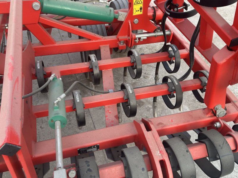 Kverneland Tiger 8 meter. Med rotorsmulrer. Årg. Met velholdt harve.