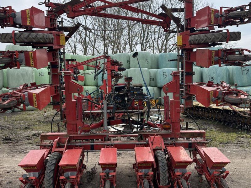 Becker 12 rækket såmaskine med udstyr til flydende gødning. Fronttank m