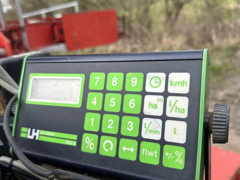 Becker 12 rækket såmaskine med udstyr til flydende gødning. Fronttank m